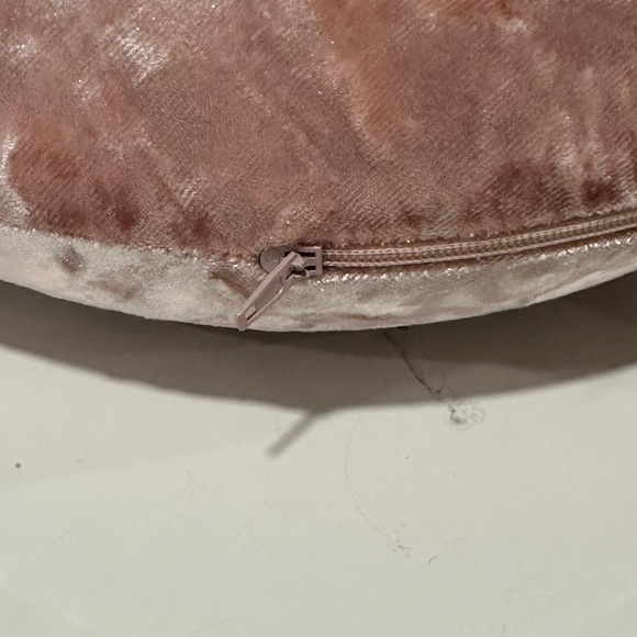 Cloudz crushed  pink velvet travel pillow with pocket. - Picture 7 of 7